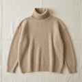 Visuel illustratif du concept de pull à col roulé beige KnitTee