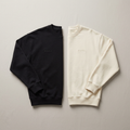 Illustration conceptuelle de deux sweats unisexes avec broderie KnitTee, noir et écru